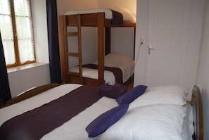 2 dormitorios, tabla de planchar con plancha, wifi y ropa de cama