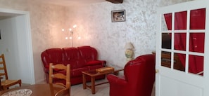 Una televisión, una chimenea, un reproductor de DVD
