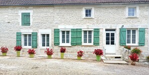 Exterior - Gîte Le Carrouge with private terrace, garden, Wi-Fi, and hot tub (Sougères-en-Puisaye)