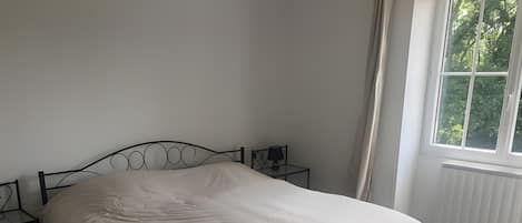2 habitaciones, tabla de planchar con plancha, wifi y ropa de cama