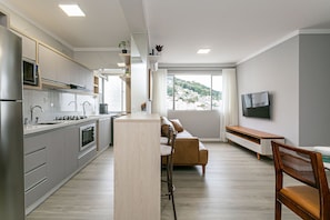 Eine moderne Wohnung mit Küche, Essbereich und Wohnzimmer.