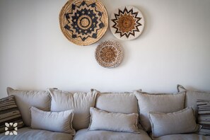 Ein Wohnzimmer mit einer Couch und drei Wandbildern.