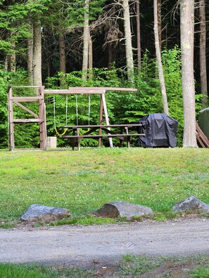 Outdoor dining - Escape to the Lake at a Cozy Guest House with Lake Access (Washington)