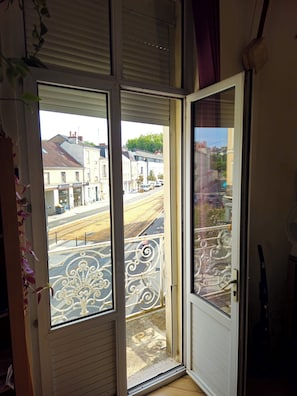 An open door with a view of a street and buildings outside. - Cozy Loft in Doutre (Angers)