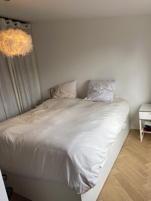 Room - Vrbo Property (Suresnes)