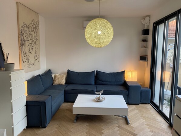 Living area - Vrbo Property (Suresnes)