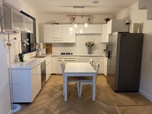 Private kitchen - Vrbo Property (Suresnes)