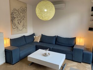 Living area - Vrbo Property (Suresnes)