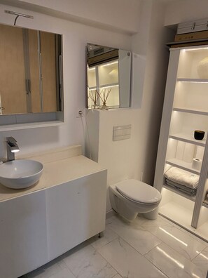 Bathroom - Vrbo Property (Suresnes)