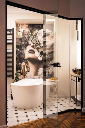 Dusche, Haartrockner, Handtücher, Shampoo