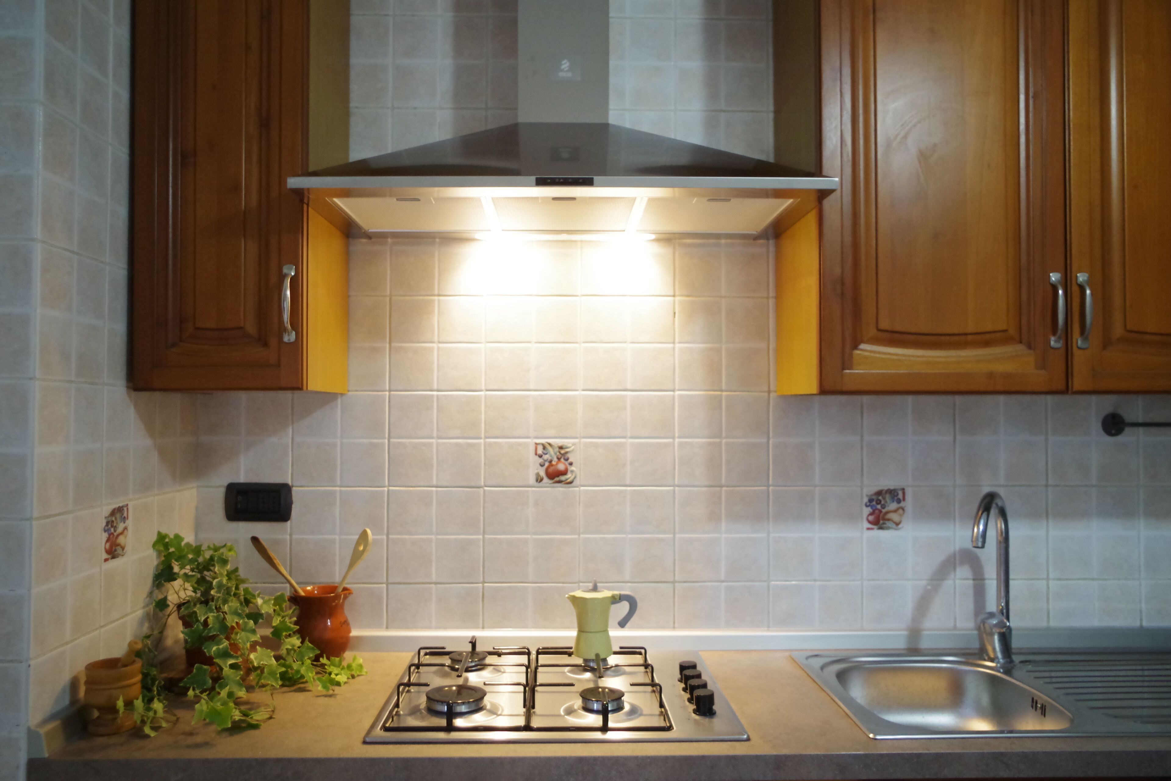 Coffee/tea maker, fridge, oven, stovetop