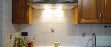 Coffee/tea maker, fridge, oven, stovetop