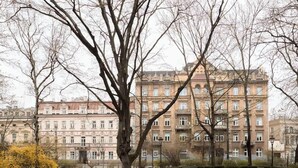 A large building with multiple windows and balconies, surrounded by trees and a park area. - Charm & Chic Studio 14.2 | Main Old Town & Planty (Kraków)