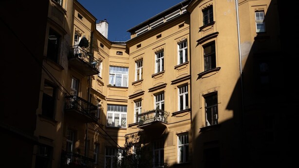 Ein mehrstöckiges Gebäude mit Balkonen und Fenstern, das einen klassischen Baustil aufweist.