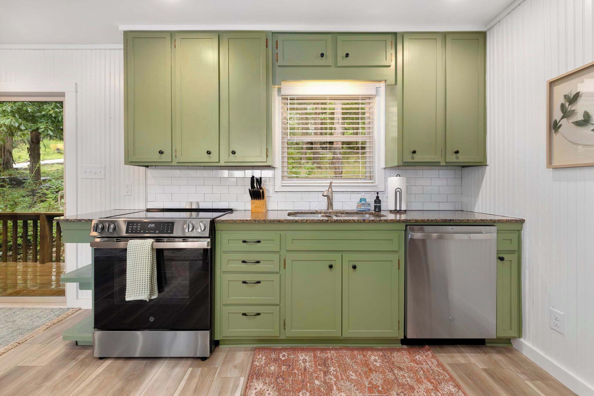 Coffee/tea maker, fridge, microwave, oven