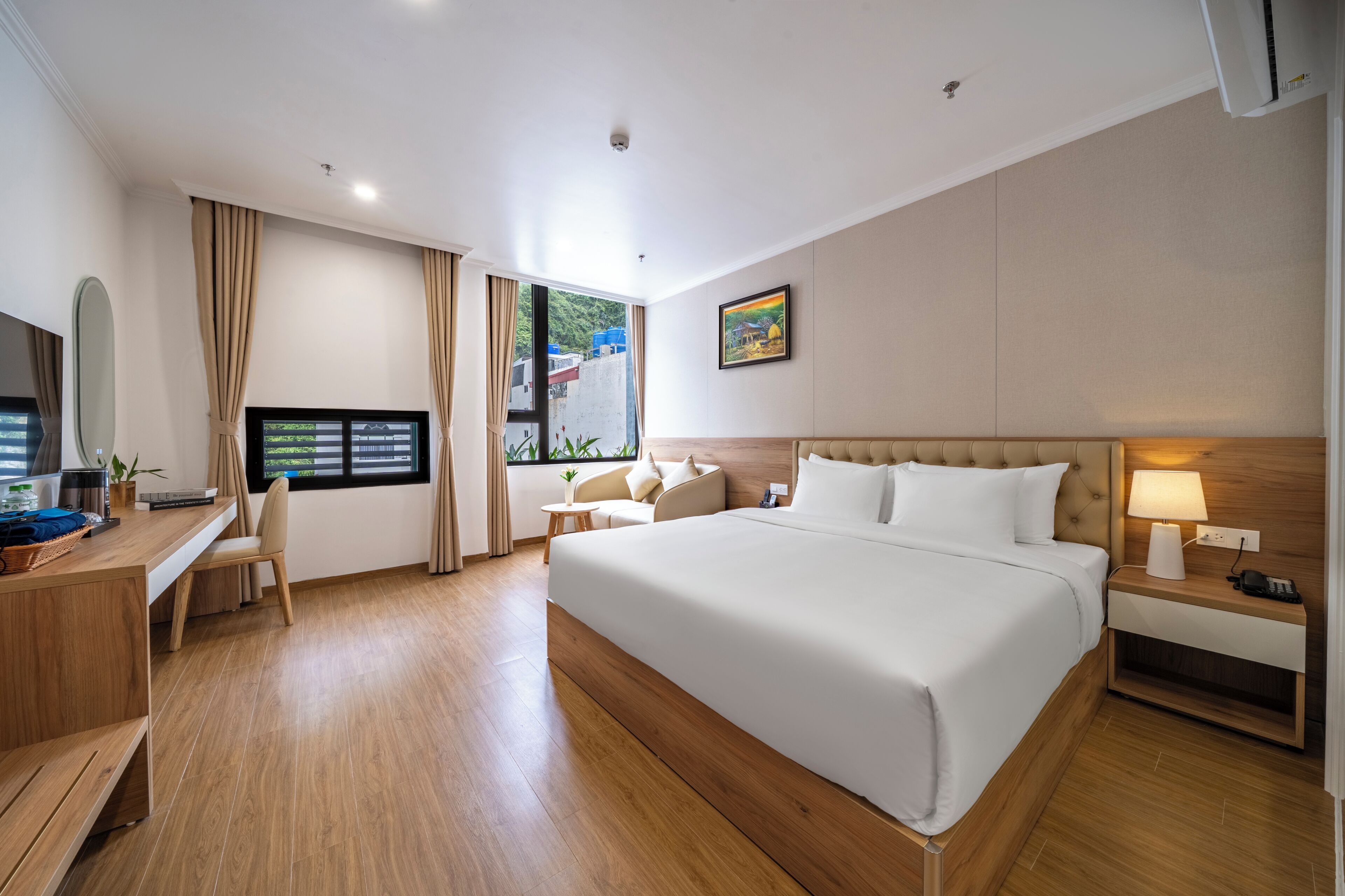 Habitación familiar, vistas a la ciudad | Escritorio y wifi gratis
