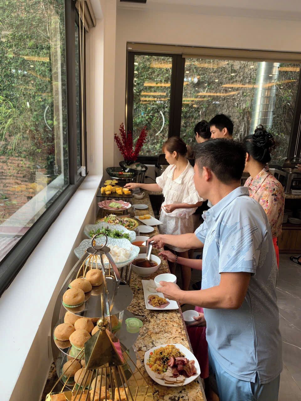 Ein reichhaltiges Buffet mit verschiedenen Speisen und Blick aus dem Fenster.