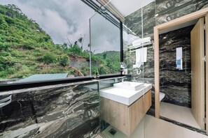 Kahden hengen deluxe-huone, vuoristonäköala | Kylpyhuone | Ilmaiset hygieniatuotteet, hiustenkuivaaja, pyyhkeet, saippua