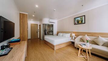 Family Room, City View | Desk, free WiFi