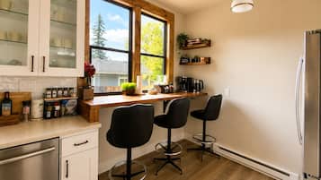 Coffee/tea maker, fridge, microwave, oven