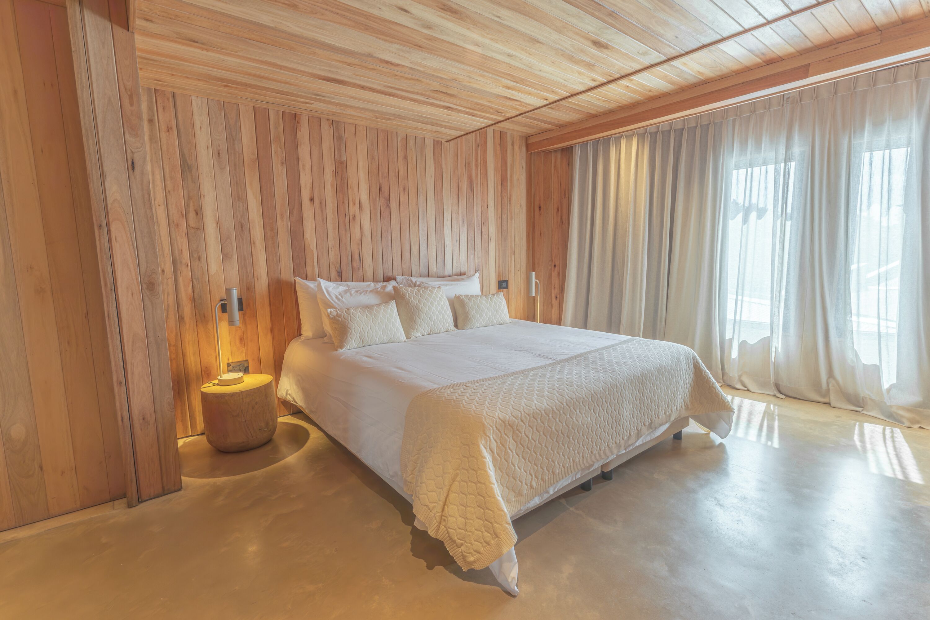 Quarto casal ou duplo standard, vista para o pátio | Cofres nos quartos, escrivaninha, espaço de trabalho para notebook