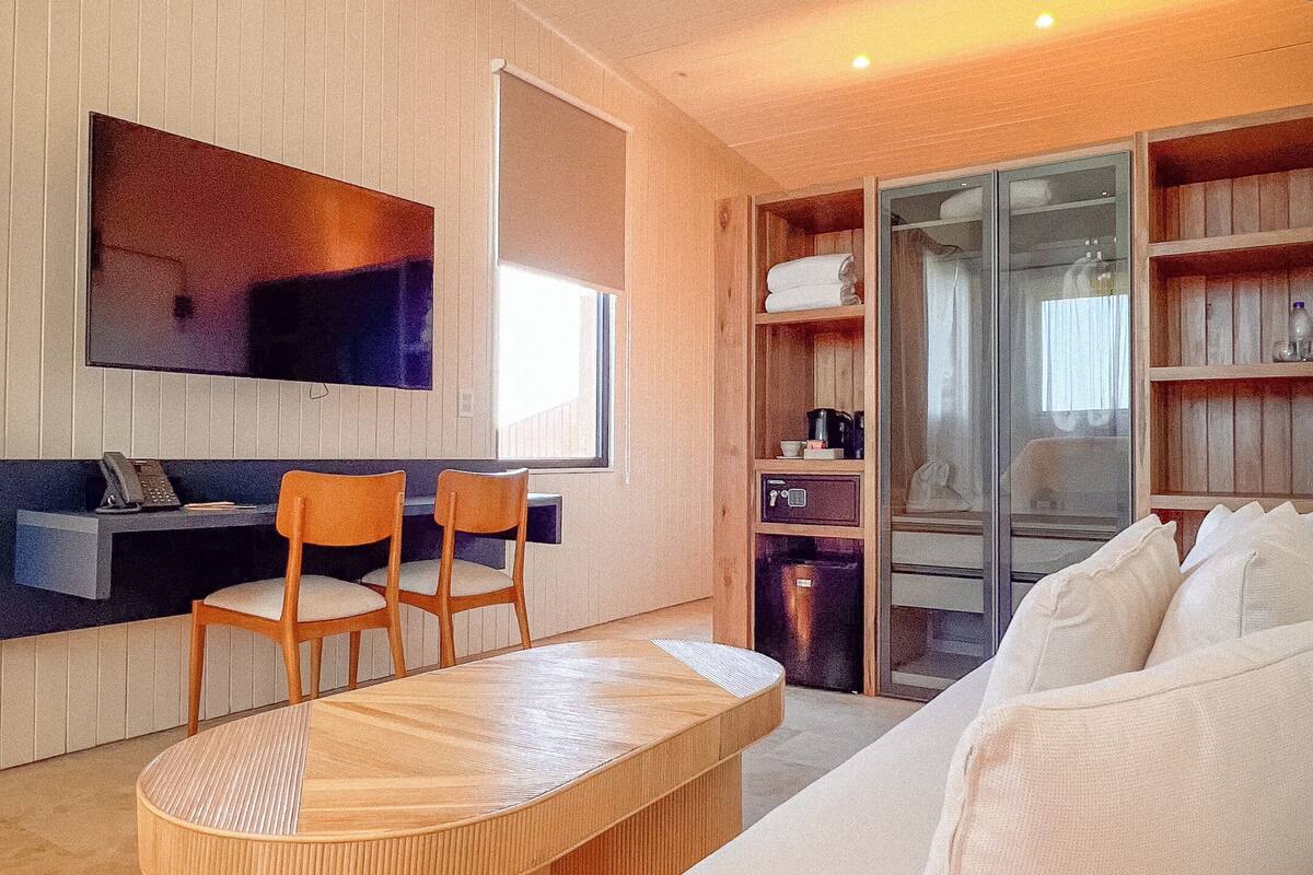 豪華套房 | 房內夾萬、書桌、手提電腦工作空間、遮光窗簾/窗簾