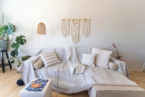 Interior - Cosy & Central Apartment: Fast Wifi, Walk to beach (Scarborough)