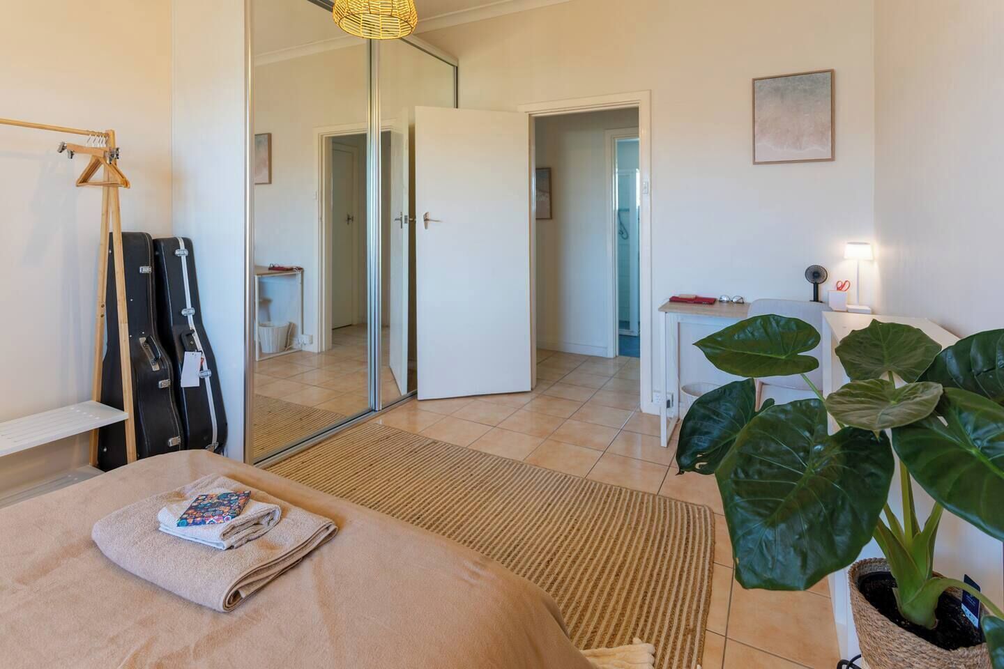 1 bedroom, desk, WiFi, bed sheets
