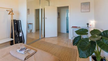 1 bedroom, desk, WiFi, bed sheets