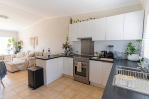Coffee/tea maker, microwave, oven, stovetop - Cosy & Central Apartment: Fast Wifi, Walk to beach (Scarborough)