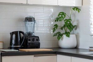 Coffee/tea maker, microwave, oven, stovetop - Cosy & Central Apartment: Fast Wifi, Walk to beach (Scarborough)