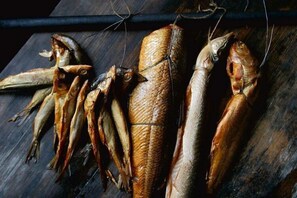 Une variété de poissons séchés est exposée sur une surface en bois.