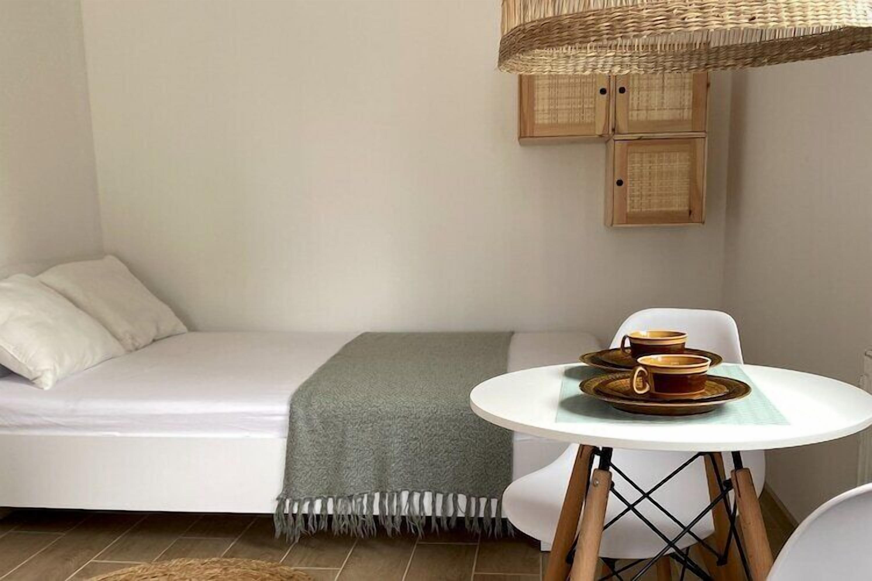 Travel crib, WiFi (free), bed sheets