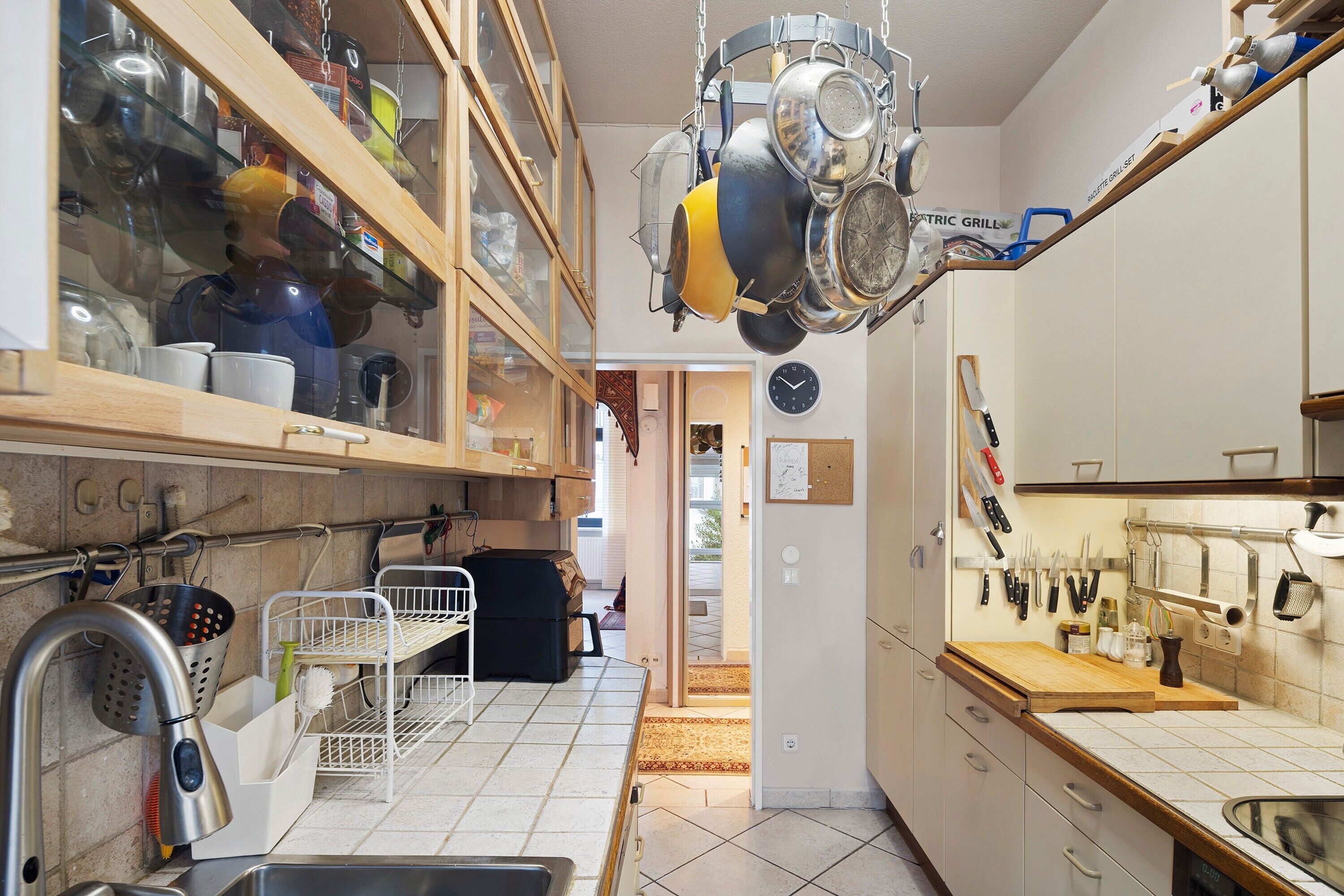 Wasserkocher mit Kaffee-/Teezubehör, Kühlschrank, Mikrowelle, Ofen