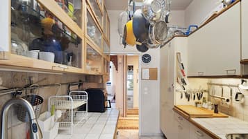 Wasserkocher mit Kaffee-/Teezubehör, Kühlschrank, Mikrowelle, Ofen