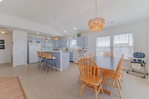 Dining - JL #313 Sea Bass - Hot Tub - Game Room - Close to Beach (Kill Devil Hills)