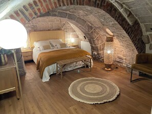 Travel cot, free WiFi, bed sheets - Le Nid Vouté, with a Terrace in the Heart of Downtown Rouen (Rouen)