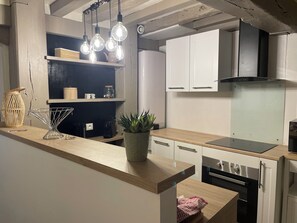 Coffee/tea maker, fridge, microwave, oven - Le Nid Vouté, with a Terrace in the Heart of Downtown Rouen (Rouen)