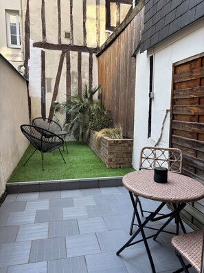 Outdoor dining - Le Nid Vouté, with a Terrace in the Heart of Downtown Rouen (Rouen)