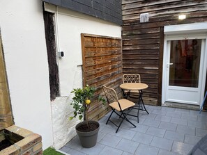 Outdoor dining - Le Nid Vouté, with a Terrace in the Heart of Downtown Rouen (Rouen)