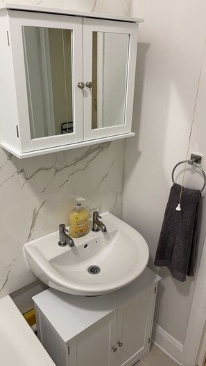 Hårtørrer, håndklæder, Sæbe, Toiletpapir