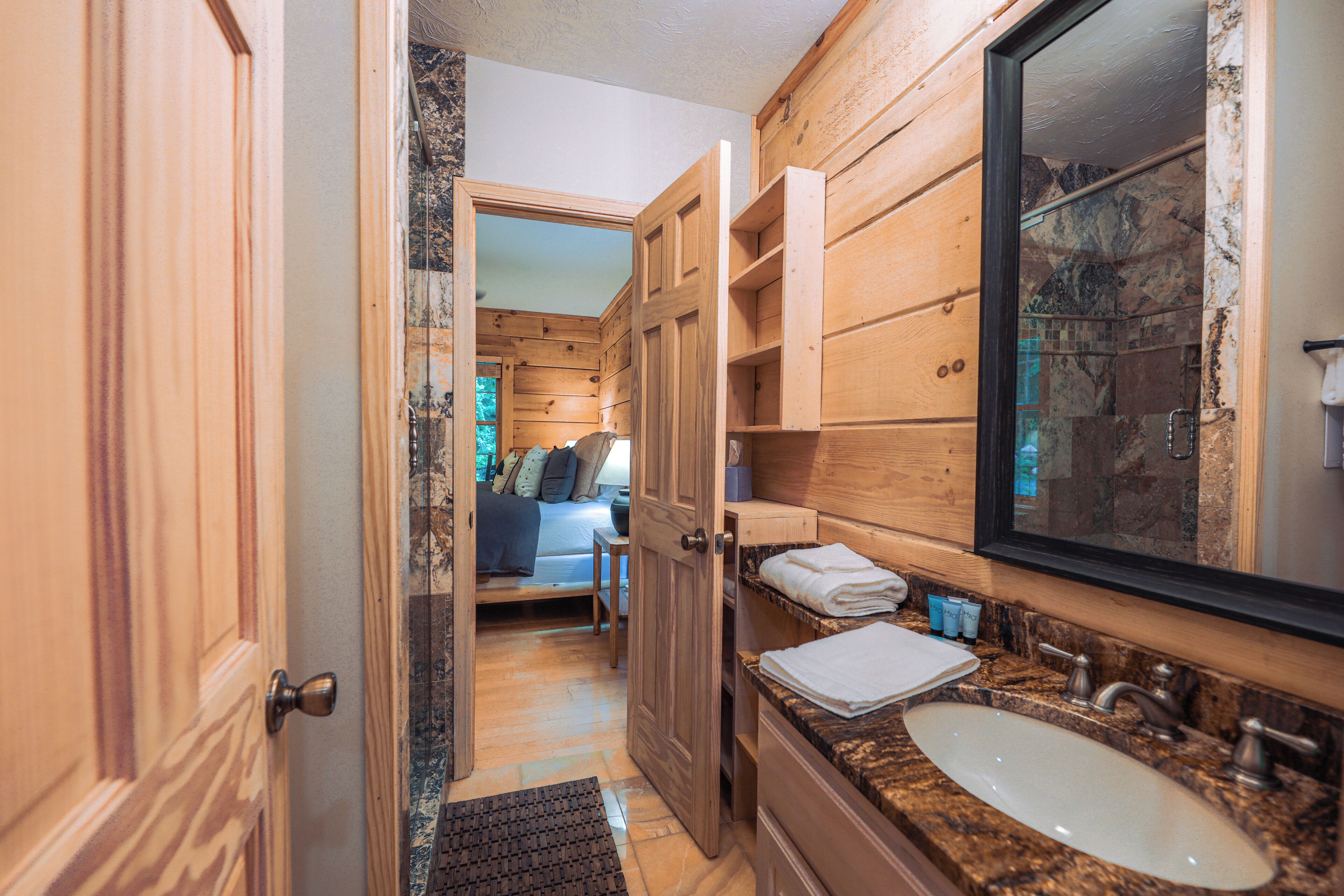 Un intérieur en bois avec une salle de bain équipée d’un lavabo et d’un miroir.