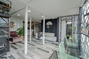 Ein modernes Interieur mit Essbereich, einer Couch und einer Küche im Hintergrund.