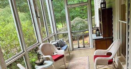 Enchanting Home minutes to downtown Roswell Alpharetta Woodstock