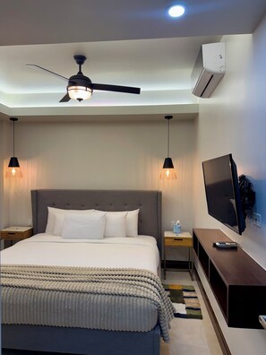 Room - Walk the Heart of San Pedro VIVA 201 Modern 2BR (San Pedro)