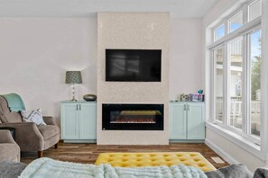 Living area - The Sandbar House | Canal Front • Beach Views (Norfolk)