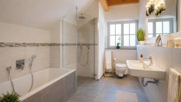 Haartrockner, Handtücher, Seife, Toilettenpapier