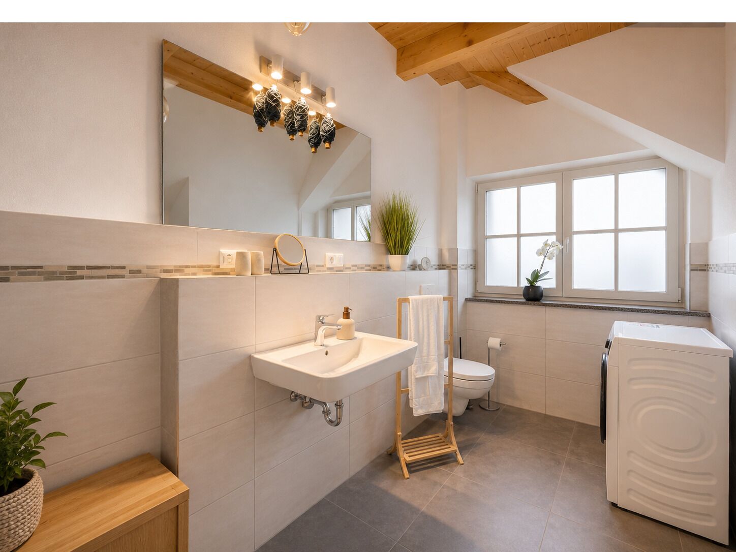 Een haardroger, handdoeken, zeep, toiletpapier