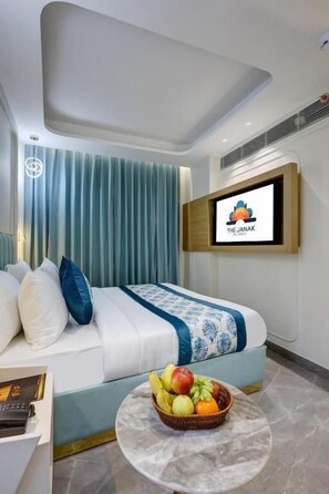 Kamar Double Deluks, pemandangan kota | Brankas, meja kerja, tirai kedap cahaya, dan kedap suara