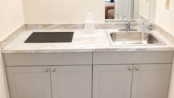 大型雪櫃/冰箱、微波爐、爐具、廚房用具/餐具/器皿